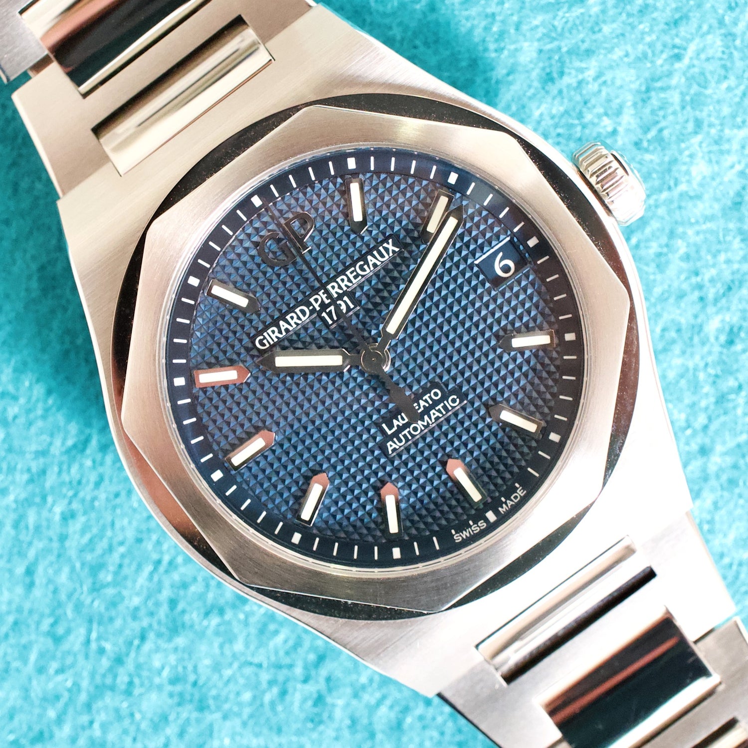 Girard Perregaux Laureato 81010-11-431-11A 42MM Automatic Box Papers Factory Warranty 2026